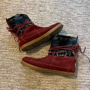 Toms Nepal Burgundy Suede Aztec
Printed Fall Winter Boots Women's Sz
7 EUC